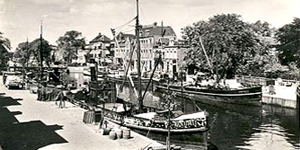 Nkladn lod Reederij Stan Fries v Leeuwardenu v druh polovin 30. let 20. stolet (zdroj: digitalizovan fotobanka archivu msta Leeuwarden, foto A.G. van Agtmaa)