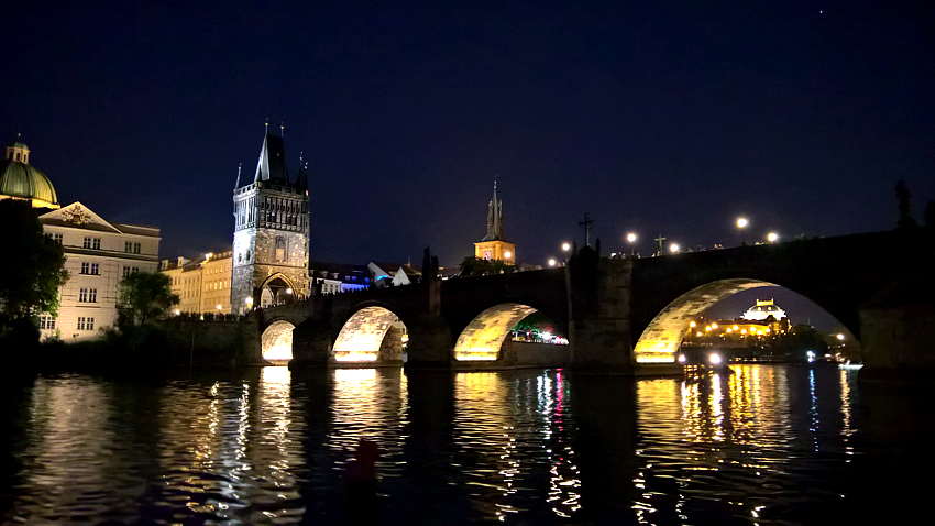 Takto magicky vypadá z hladiny řeky Vltavy Karlův most chvilku před půlnocí (firemní akce na lodi)